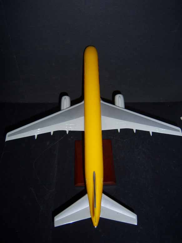 MODEL AIRCRAFT DHL BOEING 767 SCALE 1/100 Plastic STAND Yellow W381 JJ 